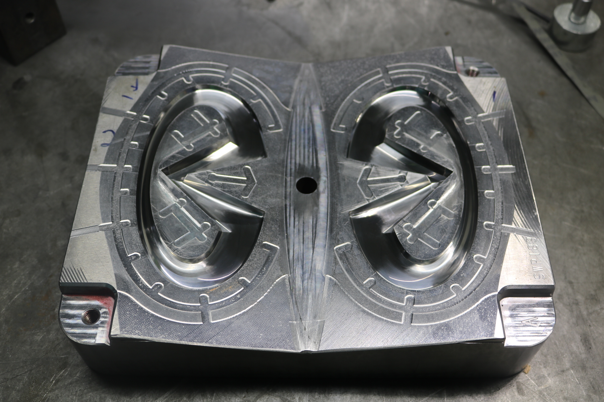 鏡面拋光加工車(chē)標(biāo)模具
